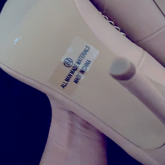 8.5 Nude Heels with Gold chain outline 🤩 - Picture 11 of 15